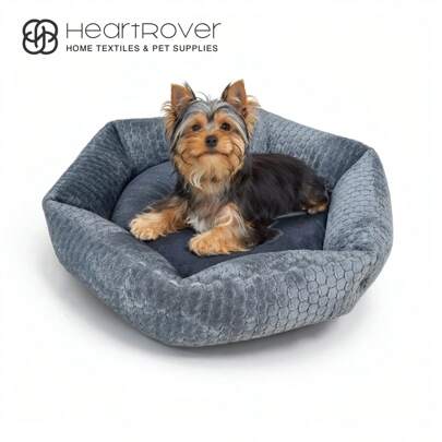 Cama hexagonal de flanela para cães/gatos com fundo antiderrapante, enchimento de fibra de rayon PP altamente elástica, à prova de mastigação, macia e amiga da pele, respirável, adequada para uso doméstico interno, fábrica têxtil de origem certificada Oeko-Tex e Sedex