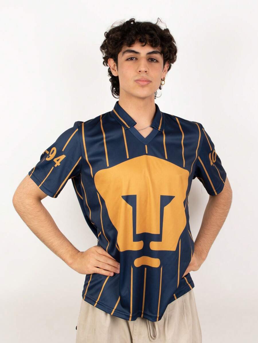 Jersey Retro Oficial Pumas UNAM 40 Años para Hombre en Color Dorado con Emblema Azul Marino, Camiseta de Fútbol Clásica de Alta Calidad, Diseño Conmemorativo del Aniversario del Club Universidad Nacional, Ropa Deportiva Estilo Vintage en Tela Azucena 100% Poliéster, Jersey Ligero y Cómodo para Aficionados Auriazules, Prenda Coleccionable con Detalles Clásicos y Toque Moderno, Ideal como Regalo para Fanáticos de Pumas UNAM, Perfecto para Uso Casual o Días de Partido - Azul Marino - Ver 1