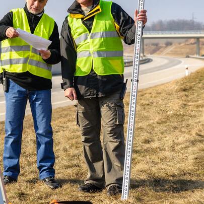 Aluminum Grade Rod, 3/4/6 Sections Telescopic Measuring Rod, Double-Sided Scale 1/10ft 1/8in Leveling Rod Stick,Aluminum Alloy Survey Rod With Bubble Level &Carrying Bag For Houses,Walls,Floors