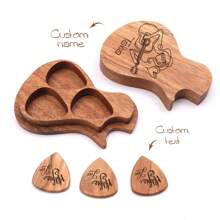 1 件，定制木制吉他拨片和收纳盒，定制名称，激光雕刻，棕色木材，适合原声、电声、贝斯和尤克里里演奏者的完美音乐礼物！适合吉他手、情人节、父亲节、首场演出的礼物，用于存放吉他拨片的三隔间礼品盒，由实木制成。木制收藏家雕刻吉他拨片盒古典三角形吉他拨片用于礼物乐器吉他贝斯。 - 彩色 - 查看 9