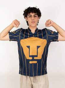 Jersey Retro Oficial Pumas UNAM 40 Años para Hombre en Color Dorado con Emblema Azul Marino, Camiseta de Fútbol Clásica de Alta Calidad, Diseño Conmemorativo del Aniversario del Club Universidad Nacional, Ropa Deportiva Estilo Vintage en Tela Azucena 100% Poliéster, Jersey Ligero y Cómodo para Aficionados Auriazules, Prenda Coleccionable con Detalles Clásicos y Toque Moderno, Ideal como Regalo para Fanáticos de Pumas UNAM, Perfecto para Uso Casual o Días de Partido - Azul Marino - Ver 4