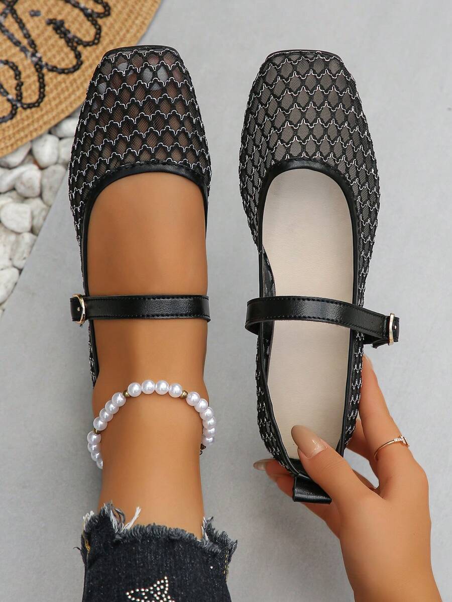 夏季新款时尚百搭复古玛丽珍黑色圆网镂空透气女式平底鞋，适合日常通勤、度假、派对等场合，轻便舒适，单带刺绣软底芭蕾舞鞋，图案随机