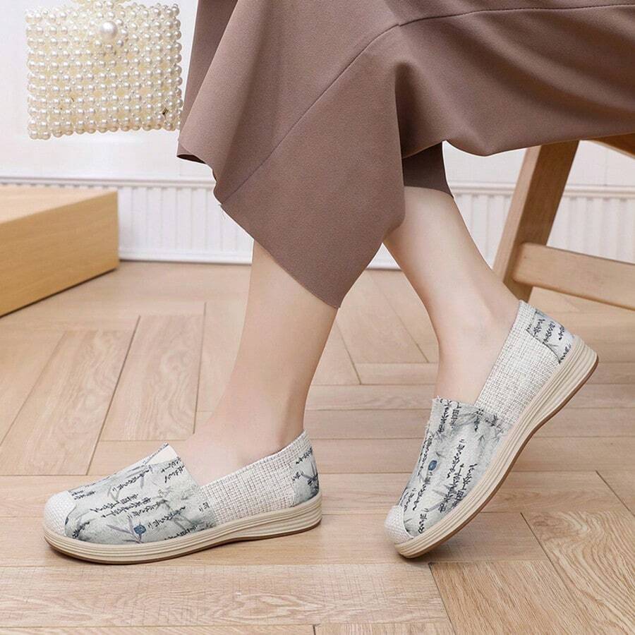 Women's Flat Casual Loafers, Chinese Style Soft Bottom Slip-On Fisherman Shoes, Versatile Middle-Aged And Elderly Mother Shoes, Spring/Summer - Green - View 1