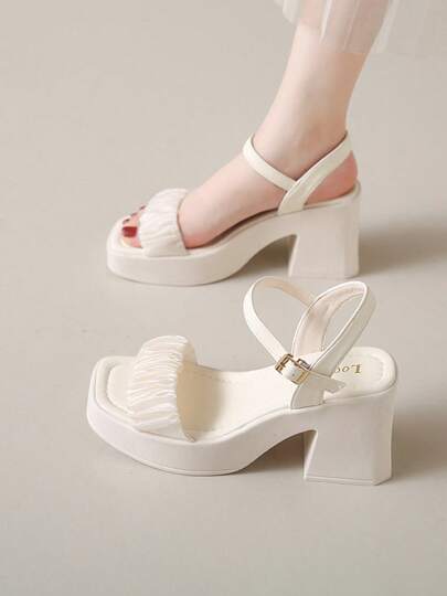 Sandalias de tacón alto con suela gruesa y pliegues de una sola tira de color blanco roto para mujer son modernas, cómodas, elegantes y sexys, adecuadas para todas las estaciones de primavera, verano, otoño e invierno, y adecuadas para asistir a fiestas.