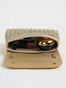 一款闪亮金色方形手提包，优雅迷人，饰有精致小巧的水钻链条，可作为单肩晚宴包使用，双向提手设计，适合派对、晚宴等场合，是送给女性的理想礼物。这款手提包还配有闪亮的搭扣，使其成为嘉年华活动的完美之选。 - 金色 - 查看 4