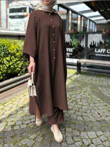 休闲闭合灯笼长袖、排扣、下摆侧开衩女士阿拉伯礼服套装，端庄