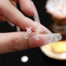 1 par de pendientes de tuerca minimalistas y delicados de estrella de cuatro puntas de plata pura, apropiados para mujeres, pendientes brillantes de alto nivel con rhinestones