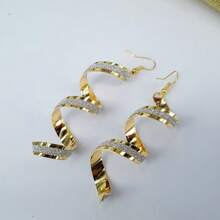 1 对时尚几何螺旋设计长哑光耳环，简约而百搭