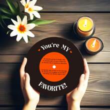 优质蜜蜂周年纪念卡带信封，是送给丈夫、妻子、男朋友、女朋友的浪漫贴心礼物，适合周年纪念、情人节、爱情故事，5 种颜色可选：黄色、橙色、蓝色、白色、粉色