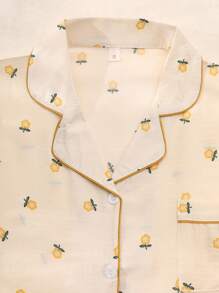 Set de 2 piezas de pijama de verano para mujer con estampado de flores amarillas pequeñas, camisa con botones de manga corta y pantalones cortos, ropa informal de estar en casa para el verano - Albaricoque - Ver 3