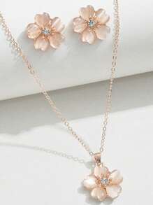 1 件猫眼水钻花项链和 1 对配套耳环，精致珠宝套装