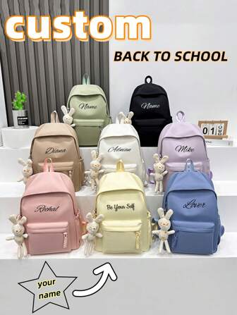 תרמיל גב בהתאמה אישית עם שם אישי או מסר לחג. תליון ארנב מצויר וחמוד לעונת החזרה לבית הספר, צבע אחיד, פשוט וקז'ואל, קל משקל ונוח לילדים, רצועת כתף מתכווננת בעלת קיבולת גדולה וסגירת רוכסן, מתאים גם לבנים ולבנות, לבית הספר, לטיולים יומיומיים וכו'.