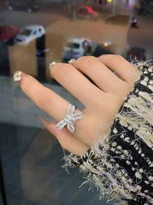 1 件高端奢华不锈钢戒指，开口尺寸和蝴蝶结设计，镶有水钻，适合婚礼、晚会、约会和日常佩戴，优雅皇家情人节