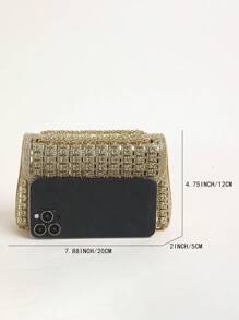 一款闪亮金色方形手提包，优雅迷人，饰有精致小巧的水钻链条，可作为单肩晚宴包使用，双向提手设计，适合派对、晚宴等场合，是送给女性的理想礼物。这款手提包还配有闪亮的搭扣，使其成为嘉年华活动的完美之选。 - 金色 - 查看 6