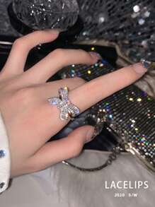 1 件高端奢华不锈钢戒指，开口尺寸和蝴蝶结设计，镶有水钻，适合婚礼、晚会、约会和日常佩戴，优雅皇家情人节