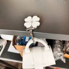 Móc treo túi xách gấp gọn hình cỏ bốn lá, giá đỡ bàn đựng ví gấp gọn - Nhiều màu - Xem 11