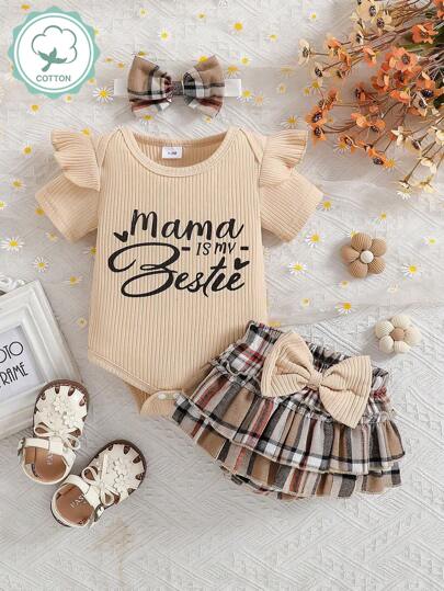 Pelele informal de verano para bebé niña con cuello redondo, detalle de volantes y estampado de letras, talla grande pantalones cortos acampanados a cuadros con lazo y diadema a cuadros