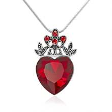 Collar con colgante en forma de corazón y corona roja sencilla