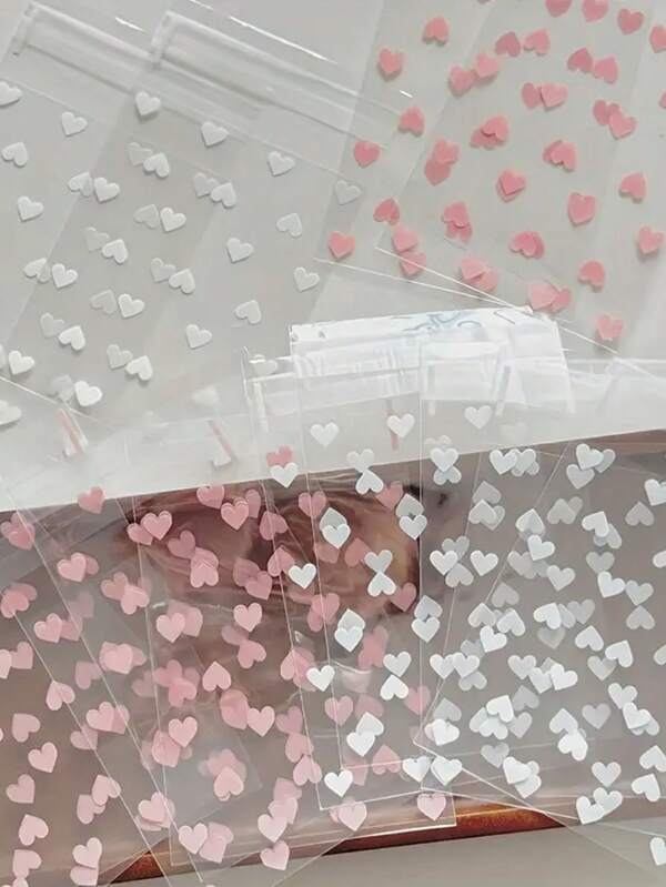 50er Pack selbstklebende Plastiktüten mit Herzmustern, fleckresistent, zum Wegwerfen, Mehrzweck - für Geschenkverpackung, Partyfavoren & mehr - ideal für Hochzeiten, Geburtstage & Feiern - perfektes Geschenk für Bastler & Partyplaner