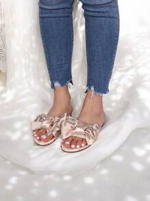 StellaMeli NISKIE KAPCIE Z MATERIAŁU SATYNOWEGO Z NADRUKIEM KWIATÓW, KOKARDĄ I STRASEM CHOLEWKI. BARDZO MŁODZIEŻOWE I ELEGANCKIE