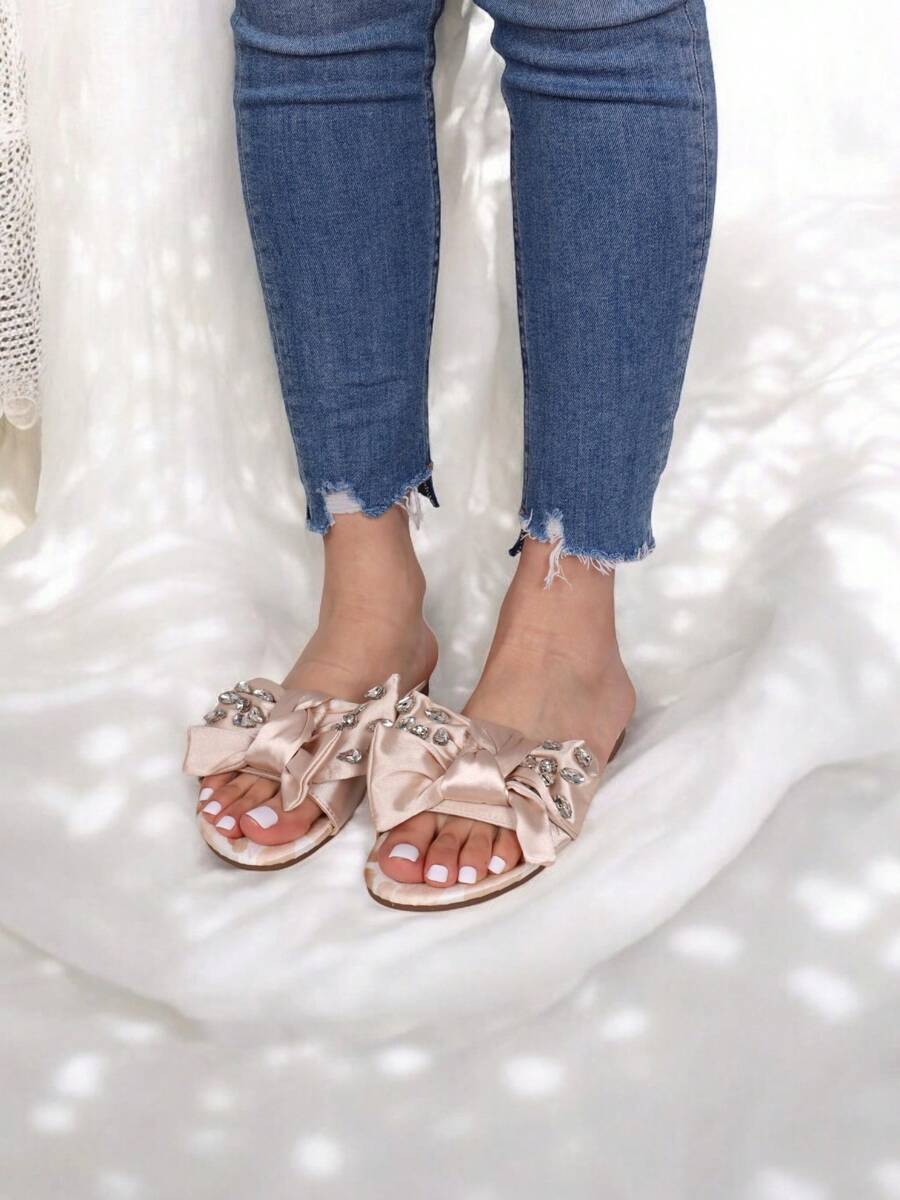 StellaMeli NISKIE KAPCIE Z MATERIAŁU SATYNOWEGO Z NADRUKIEM KWIATÓW, KOKARDĄ I STRASEM CHOLEWKI. BARDZO MŁODZIEŻOWE I ELEGANCKIE