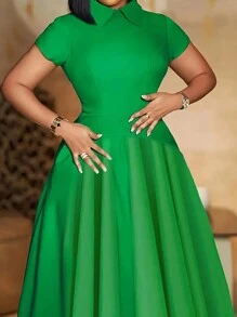 优雅短袖 A 字形连衣裙，带不对称荷叶边下摆，有弹性