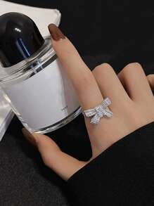 1 件高端奢华不锈钢戒指，开口尺寸和蝴蝶结设计，镶有水钻，适合婚礼、晚会、约会和日常佩戴，优雅皇家情人节