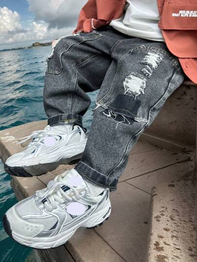 Kleine Jungen Lockere Passform Modische Jeans mit Abrieb und Flicken, Frühling