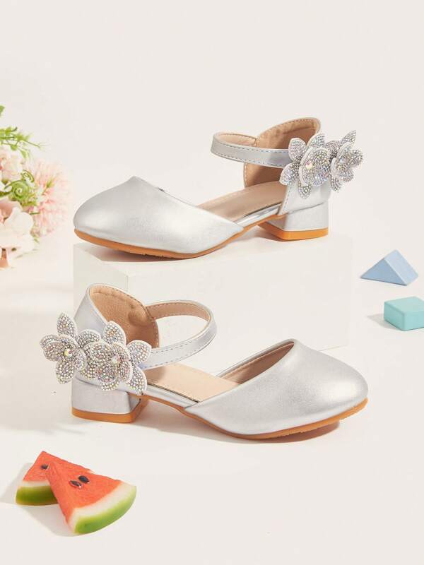 زوج من أحذية مسطحة عصرية وعملية للأطفال الصغار/الأطفال الصغار ذات نقشة زهرية مفرغة بكعب سميك مدبب مناسبة للربيع والصيف والخريف