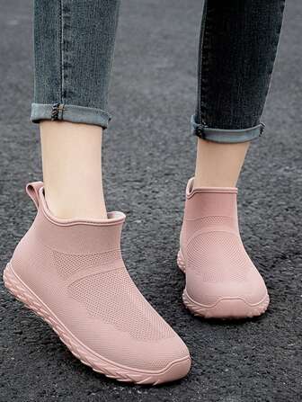 女士时尚短款防水加厚雨靴，四季皆宜，户外工作、钓鱼、塑料制品等均可穿着，保暖防滑，韩版风格