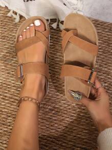 全新夏季大码金属扣一脚蹬凉鞋，舒适经典休闲厚底度假户外休闲海滩纯色交叉带趾环平底拖鞋女式 - 棕色 - 查看 1