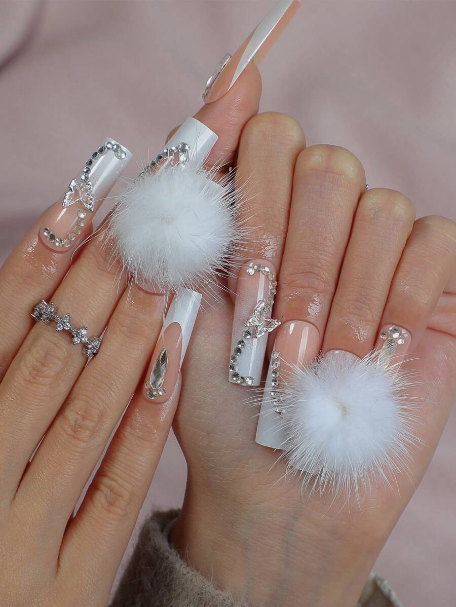 24 件白色法式长方形假指甲，带 3D 蝴蝶、丰富水钻指甲和白色毛球设计，适合女士和女孩的假指甲按压指甲