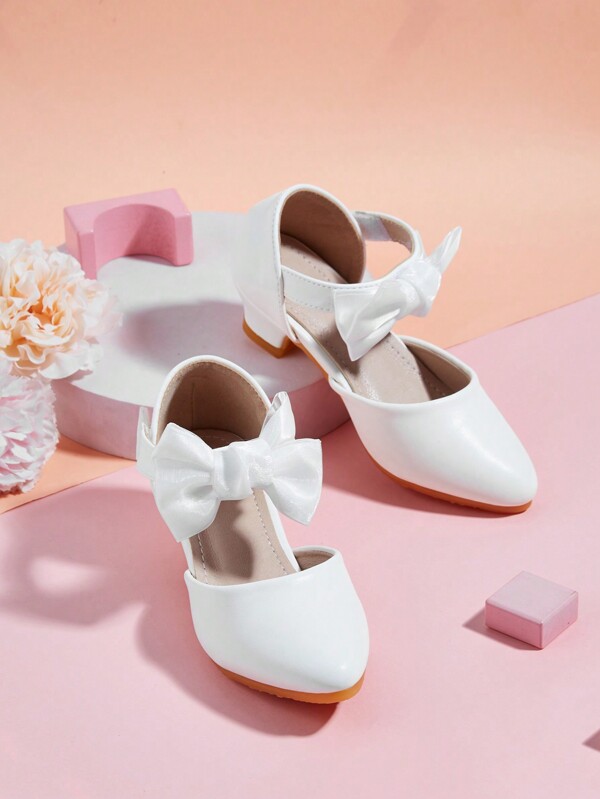 زوج من أحذية الأطفال/الأطفال الرضع العائمة من الجلد المُقلّد بكعب عالي، مغلقة أمامًا ومفتوحة خلفيًا باللون الأبيض، أنيقة وعملية، مناسبة لحفلات الأميرات وعروض البيانو، مناسبة للربيع والصيف والخريف