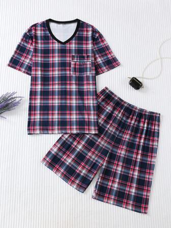 2 件男士休闲格子睡衣套装，包括翻领纽扣短袖开衫和松紧腰短裤，适合所有季节