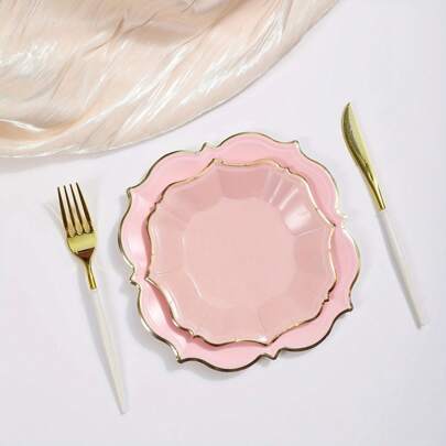 Conjunto de 60 pratos descartáveis de papel rosa e dourado, ideais para festas, casamentos, Dia dos Namorados e Páscoa. São 30 pratos para almoço e 30 pratos para sobremesa/salada.
