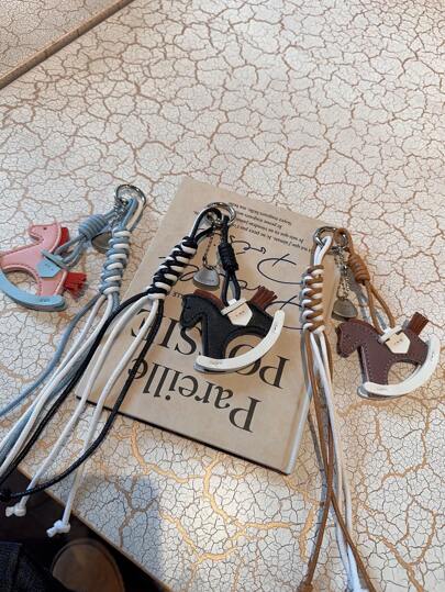 HXXOOS 1 件复古摇马钥匙扣 PU 皮革编织绳吊坠可拆卸包饰，男女皆宜，适合背包、手提包、汽车钥匙、手机链、DIY 手工配件、创意挂饰、装饰 Y2K 风格、可爱独特的钥匙扣、生日礼物、情人节礼物、送给女朋友和最好的朋友、优雅复古小设计、简约百搭、轻奢风格