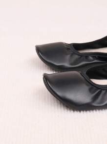 نعال داخلية للنساء ذات طابع عصري، ناعمة ومريحة للارتداء في المنزل ، خفيفة الوزن تمنح شعور بالحفاء ، متعددة الاستخدامات ، قابلة للطي وسهلة الحمل ، تصميم سهل الارتداء مناسبة للرقص - الأسود - مشاهدة 5