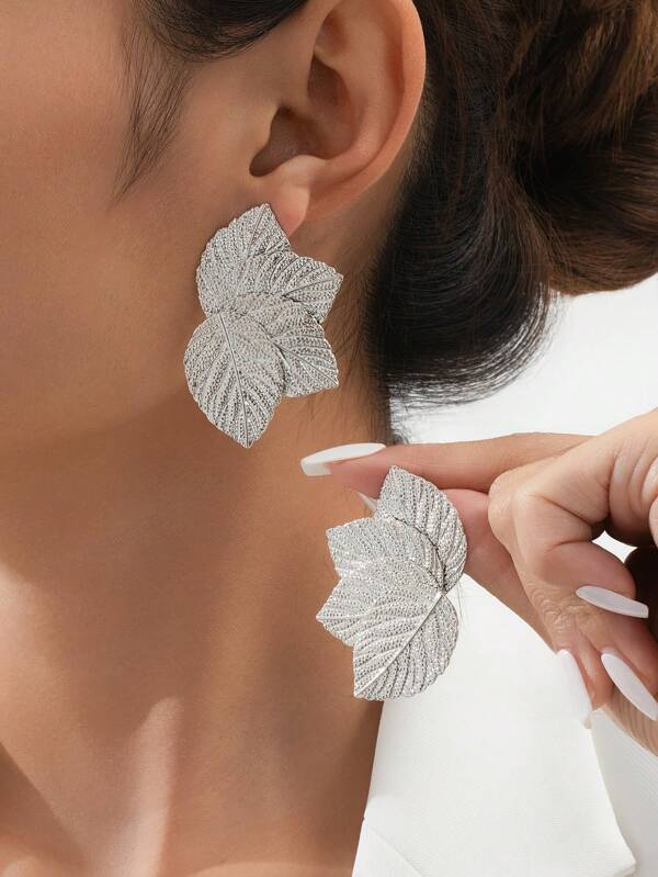 1 para przesadzonych modnych kolczyków w stylu vintage z geometrycznym liściem i kwiatową teksturą dla kobiet, odpowiednich do codziennego stroju dojazdowego