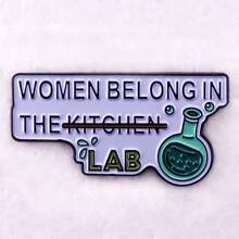 1 pieza Broche de esmalte metálico con fórmula molecular de laboratorio divertida, insignia de esmalte con decoración de dibujos animados, regalo para amigos, para uso diario