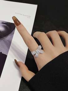 1 件高端奢华不锈钢戒指，开口尺寸和蝴蝶结设计，镶有水钻，适合婚礼、晚会、约会和日常佩戴，优雅皇家情人节