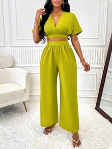 Amarilo 女式休闲全身花卉印花弹力下摆 V 领短款蝙蝠袖束带上衣和褶皱阔腿裤套装（随机印花） - 果綠色 - 查看 3