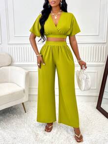 Amarilo 女式休闲全身花卉印花弹力下摆 V 领短款蝙蝠袖束带上衣和褶皱阔腿裤套装（随机印花） - 果綠色 - 查看 2