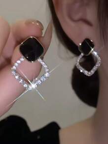 1 Paar quadratische Zirkonia Ohrstecker im minimalistischen Stil, einfach und hochwertig