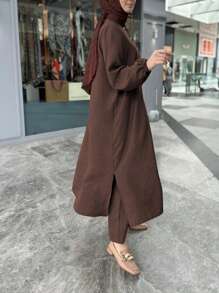 休闲闭合灯笼长袖、排扣、下摆侧开衩女士阿拉伯礼服套装，端庄