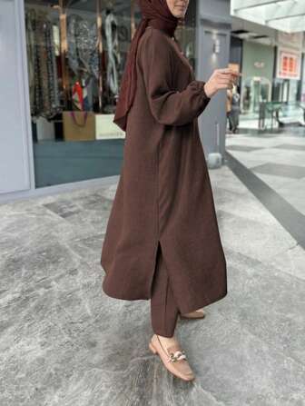 休闲闭合灯笼长袖、排扣、下摆侧开衩女士阿拉伯礼服套装，端庄