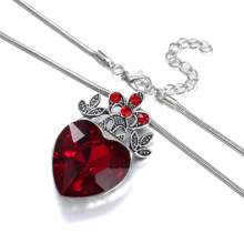 Collar con colgante en forma de corazón y corona roja sencilla