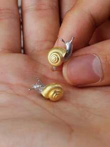 1 Paar delikate zweifarbige Schnecken-Ohrstecker, minimalistischer süßer Tierschmuck für den täglichen Gebrauch