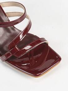 Sandale elegante pentru femei, cu toc înalt, tip sapat. Designul vișiniu cu barete multiple, combinat cu tocul cu cristale artificiale și vârful pătrat la modă, emană eleganță și grație. Cu o înălțime a tocului de 8 centimetri, asigură o purtare confortabilă, fără oboseală, făcându-vă să vă simțiți încrezătoare. Acestea sunt sandale elegante și stilate, cu toc cu cristale. - Burgundia - Vizualizare 8