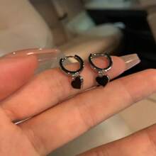 1 paire de boucles d'oreilles en forme de cœur en alliage de zinc noir à goutte, boucles d'oreilles délicates en métal mini pour femmes, convient pour un port quotidien