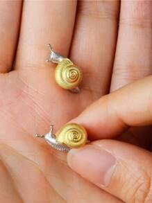 1 Paar delikate zweifarbige Schnecken-Ohrstecker, minimalistischer süßer Tierschmuck für den täglichen Gebrauch
